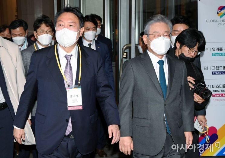 이재명 더불어민주당 대선후보와 윤석열 국민의힘 대선후보가 10일 서울 광장동 그랜드워커힐서울에서 열린 한 행사에 참석하고 있다./국회사진기자단