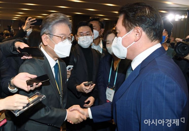 이재명 더불어민주당 대선후보와 최태원 대한상의 회장이 10일 서울 광장동 그랜드워커힐서울에서 열린 한 행사에서 만나 인사를 나누고 있다./국회사진기자단