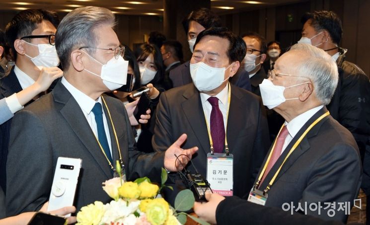 이재명 더불어민주당 대선후보와 손경식 경총 회장, 김기문 중기중회장이 한 행사에서 만나 인사를 나누고 있다./국회사진기자단