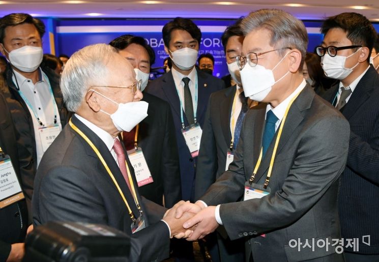 이재명 더불어민주당 대선후보와 손경식 경총 회장이 10일 서울 광장동 그랜드워커힐서울에서 열린 한 행사에서 만나 인사를 나누고 있다./국회사진기자단