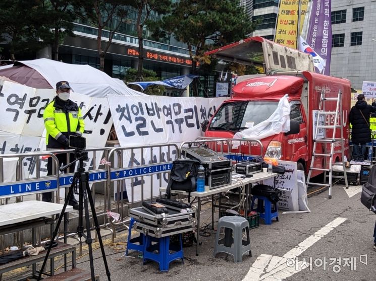 '평화의 소녀상'은 보수단체에 의한 훼손 우려로 반일행동이 설치한 큰 팻말에 가려 보이지 않는다./사진=윤슬기 기자 seul97@