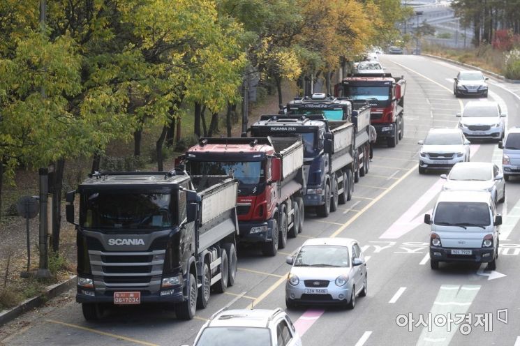 요소수 품귀 현상이 이어지고 있는 10일 서울 마포구 평화의공원 인근에 트럭이 주차돼 있다. /문호남 기자 munonam@