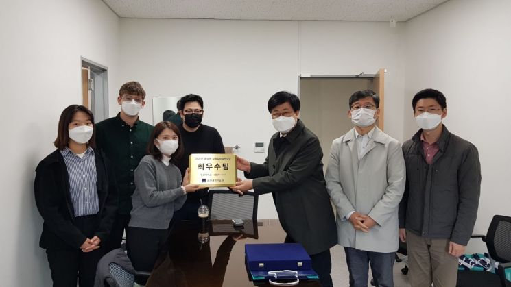 최영록 UNIST 동남권실험실창업혁신단 단장이 박서현 니온팀 대표에게 상패를 수여하고 있다.