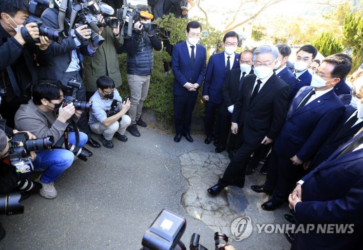 이재명 경기도지사가 지난달 22일 오전 광주 북구 망월동 5·18 구묘역(민족민주열사묘역)을 참배하기 위해 입장하면서 묘역 입구 땅에 박힌 전두환 비석을 밟고 서 있다. /사진=연합뉴스