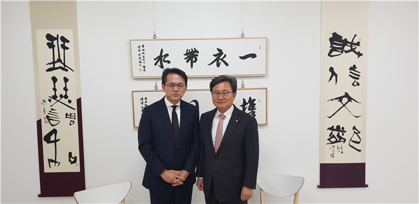 마루야마 총영사(왼쪽 인물),전호환 총장(오른쪽 인물).