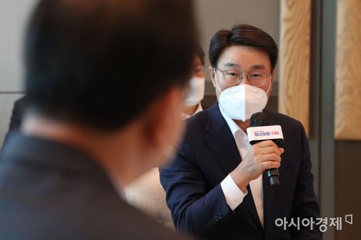 최정우 포스코 회장이 지난달 서울 강남구 포스코센터에서 열린 '청년희망ON 프로젝트' 간담회에서 인사말을 하고 있다./김현민 기자 kimhyun81@