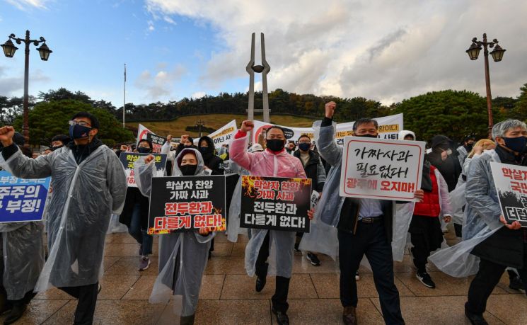 오월어머니회 등 광주지역 시민단체와 대학생들이 10일 오후 광주 북구 운정동 국립5·18민주묘지에서 윤석열 국민의힘 대선후보의 묘지 참배에 반대하며 임을 위한 행진곡을 부르고 있다. (사진 제공=연합뉴스)