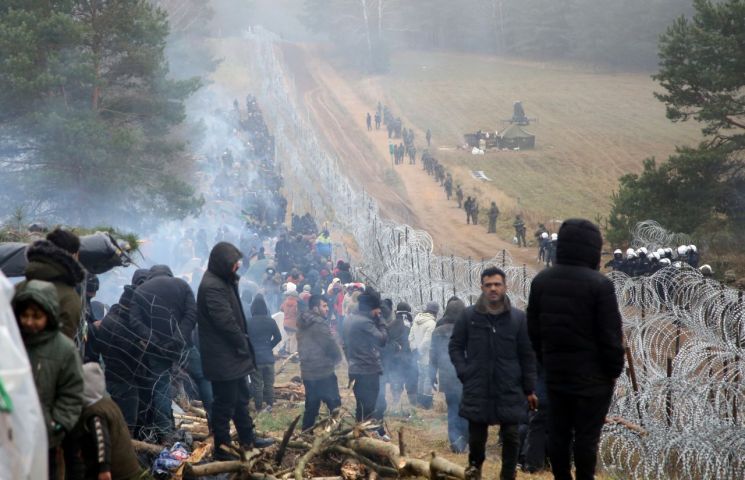 벨라루스發 난민위기에 유럽·러 충돌…EU "추가 제재" VS 러, 폭격기 급파