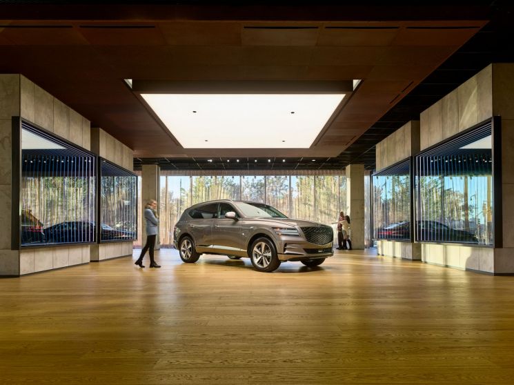 Genesis unveiled its first global brand culture space, 'Genesis House New York' (photo), on the 10th (local time). The first floor is filled with an exhibition space where visitors can experience a variety of vehicles, from the entire Genesis lineup to concept cars embodying the brand's future vision.<br><br>Photo by Genesis