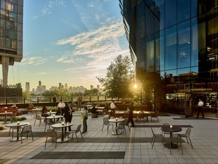 Genesis unveiled its first global brand culture space, 'Genesis House New York' (photo), on the 10th (local time). The photo shows a 2-story outdoor terrace garden spanning 882㎡, where customers can enjoy tea while overlooking the views of Hudson Yards and the Hudson River area.<br><br>Photo by Genesis