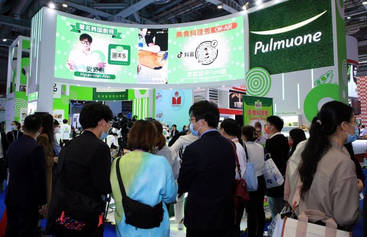 5일 중국 상하이에서 열린 국제수입박람회에 풀무원이 4년 연속 참가해 대표 제품을 알리고 있다.
