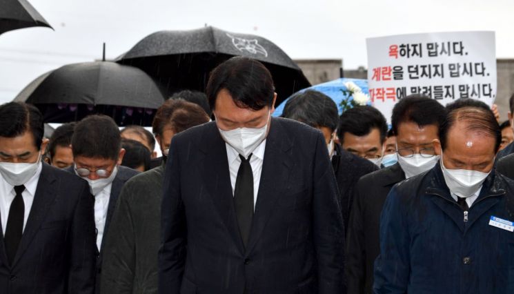 윤석열 국민의힘 대선후보가 10일 광주 북구 국립 5·18 민주묘지를 참배하고 있다./사진=연합뉴스