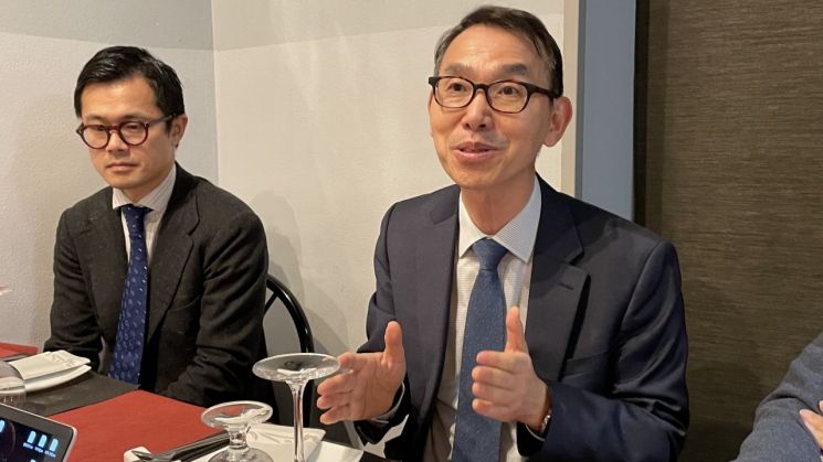 강형식 주밀라노 총영사(오른쪽)와 박진석 코트라(대한무역투자진흥공사) 차장이 밀라노 코로나19 현황과 방역정책에 대해 설명하고 있다.