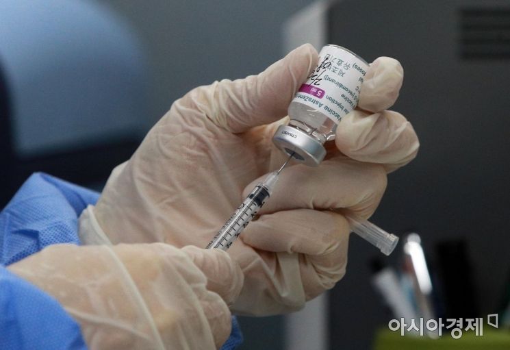 서울의 한 보건소에서 의료진이 아스트라제네카(AZ) 백신을 주사기에 담고 있다. 사진은 기사 중 특정 표현과 무관./사진=아시아경제DB.