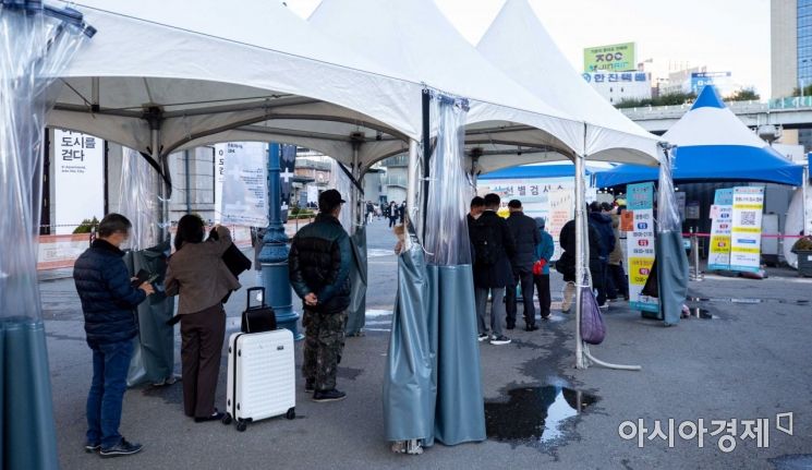 코로나19 신규 확진자가 2368명 발생하며 연일 2천명대를 기록하고 있는 12일 서울역 광장에 마련된 임시선별검사소를 찾은 시민들이 검사를 받기 위해 대기하고 있다./강진형 기자aymsdream@