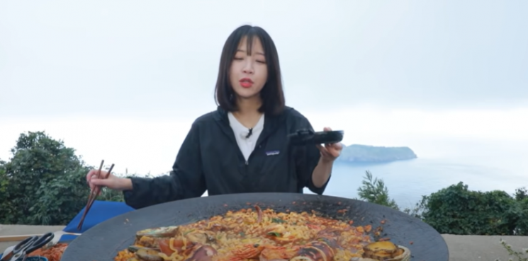 "독도는 우리 땅" 쯔양 '싫어요 테러' 논란…유튜브서 사라진다