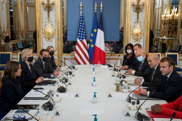 프랑스를 방문한 카멀라 해리스 미국 부통령이 10일(현지시간) 파리의 엘리제궁에서 에마뉘엘 마크롱 대통령과 양자 회담을 하고 있다. [이미지출처=연합뉴스]