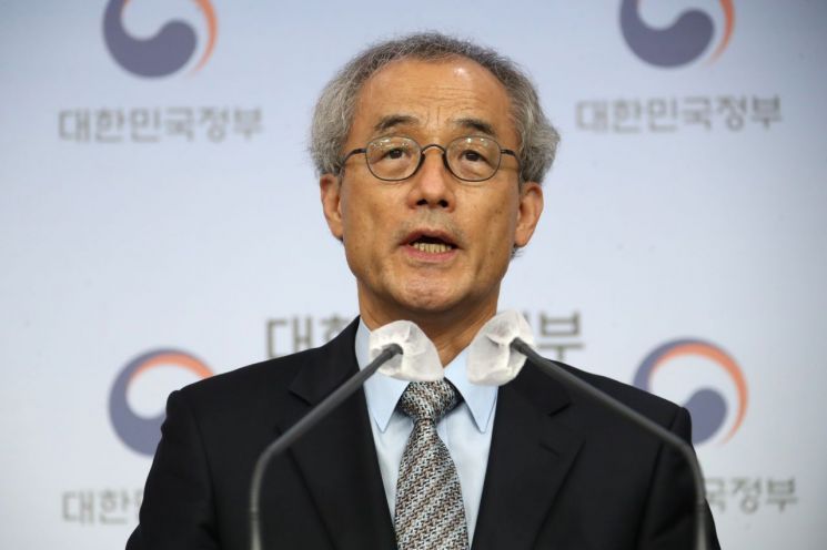 박병주 코로나19 백신 안전성위원회 위원장(대한민국의학한림원 부원장)이 12일 정부서울청사 브리핑실에서 코로나19 백신 접종 후 이상반응 사례를 집중적으로 조사하기 위해 '코로나19 백신안전성위원회'를 구성한다고 발표하고 있다. [이미지출처=연합뉴스]