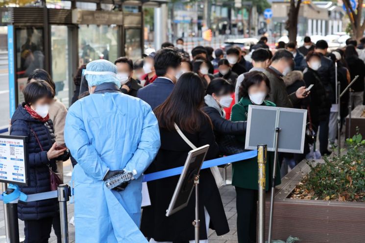 지난 11일 오전 서울 송파구 송파구보건소 선별진료소에서 시민들이 코로나19 검사를 받기 위해 대기하고 있다. [이미지출처=연합뉴스]