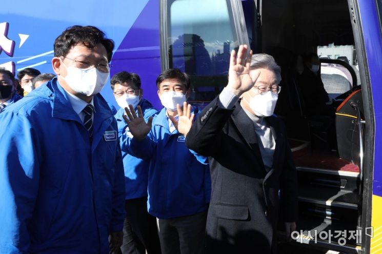 이재명 더불어민주당 대선후보가 11일 국회 본청앞에서 매타버스(매주 타는 민생버스)를 타고 출발하기에 앞서 손을 흔들고 있다./윤동주 기자 doso7@