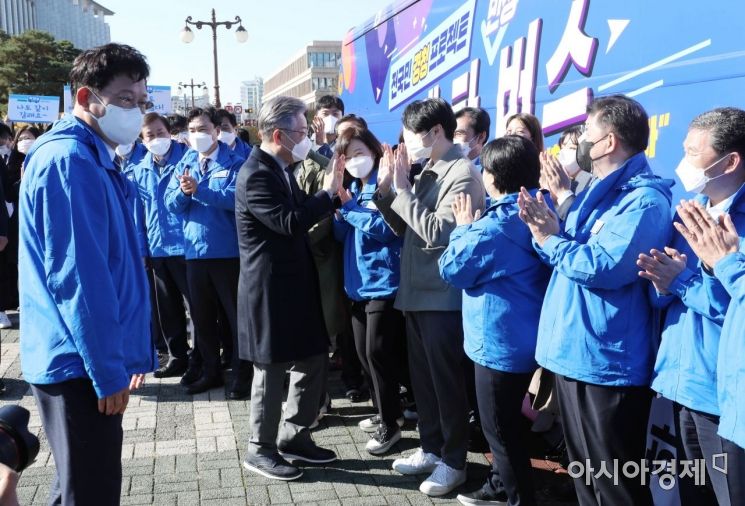 이재명 더불어민주당 대선후보가 11일 국회 본청앞에서 매타버스(매주 타는 민생버스)를 타고 출발하기에 앞서 참석자들과 인사를 나누고 있다./윤동주 기자 doso7@