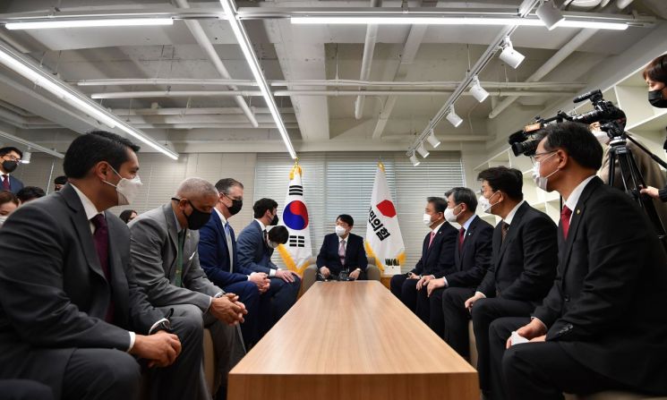 국민의힘 윤석열 대선 후보가 12일 오전 서울 여의도 중앙당사에서 존 오소프 미 상원의원과 대니얼 크리튼브링크 미국 국무부 동아시아·태평양 담당 차관보를 접견해 발언을 하고 있다. 2021.11.12 [국회사진기자단] [이미지출처=연합뉴스]