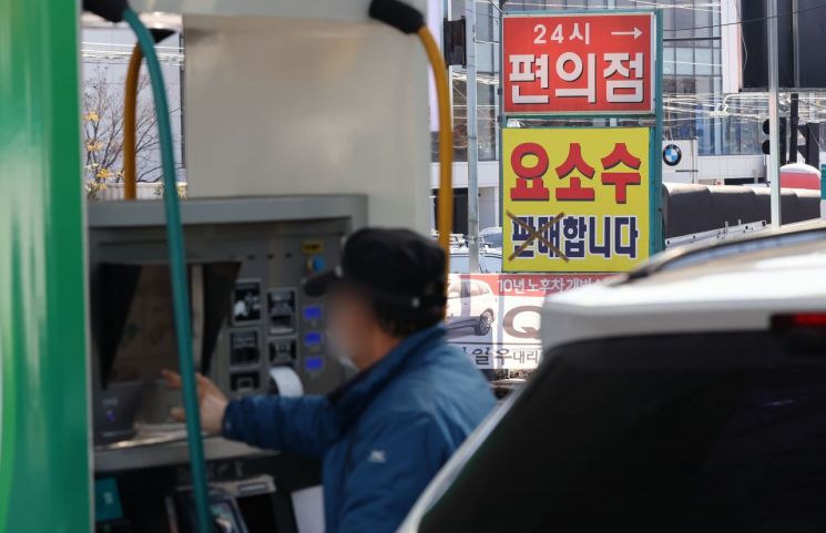 요소수 품귀 현상이 이어지고 있는 지난 12일 오후 서울 시내의 한 주유소 입구에 설치된 요소수 판매 간판에 엑스 표로 테이프가 붙어있다. 사진은 기사 중 특정 표현과 무관. [이미지출처=연합뉴스]