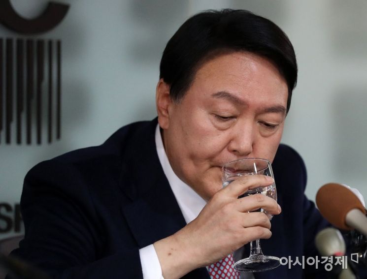 윤석열 국민의힘 대선 후보가 12일 서울 중구 프레스센터에서 열린 서울외신기자클럽(SFCC) 초청 기자간담회에 참석, 발언을 마친 후 물을 마시고 있다./국회사진기자단
