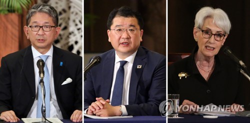 최종건 한국 외교부 1차관(가운데), 웬디 셔먼 미국 국무부 부장관(오른쪽), 모리 다케오 일본 외무성 사무차관이 지난 7월 21일 오전 일본 도쿄 외무성 이쿠라공관에서 한미일 외교차관 협의를 마치고 공동 기자회견을 하고 있다. [이미지출처=연합뉴스]