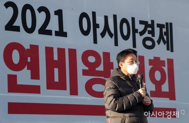13일 경기 하남시 한국도로공사 수도권본부에서 열린 '2021 아시아경제 연비왕 대회'에서 김필수 심사위원장(대림대 자동차학과 교수)이 경로 및 유의사항 등을 설명하고 있다. 올해로 14회를 맞은 아시아경제 연비왕 대회는 지금까지 1000여팀, 6000여명 이상이 참여한 국내 최대 규모의 에코 드라이빙 대회다./김현민 기자 kimhyun81@