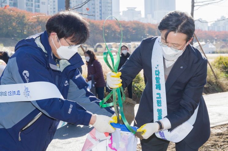 [포토]채현일 영등포구청장 '찾아가는 마을음악회' '안양천 희망줍기' 행사 참석 