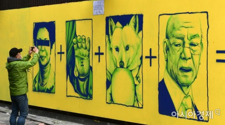 14일 서울 종로구의 한 건물 외벽에 윤석열 국민의힘 대선 후보를 연상시키는 손바닥 '王(왕)'자, '개 사과', 전두환 전 대통령으로 보이는 남성의 그림 등이 그려져 있다. 또한 윤 후보의 장모르 추청되는 중년 여성의 그림도 그려져 있다. 해당 벽화는 지난 11일부터 이틀에 걸쳐 그래피티 아티스트 '닌볼트'가 그린 것으로 전해졌다./윤동주 기자 doso7@