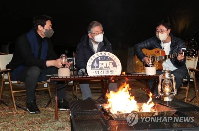이재명 더불어민주당 대선후보가 부산·울산·경남 지역 방문 이틀째인 13일 경남 거제시 옥계해수욕장 오토캠핑장에서 지역 및 청년 민심을 확보하기 위해 개최한 명심캠프에서 대화를 나누고 있다. [사진=연합뉴스]