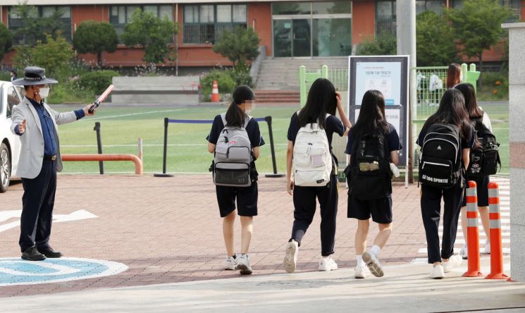 서울의 한 중학교 학생들이 등교하고 있다. 사진은 기사내용과 무관. [이미지출처=연합뉴스]