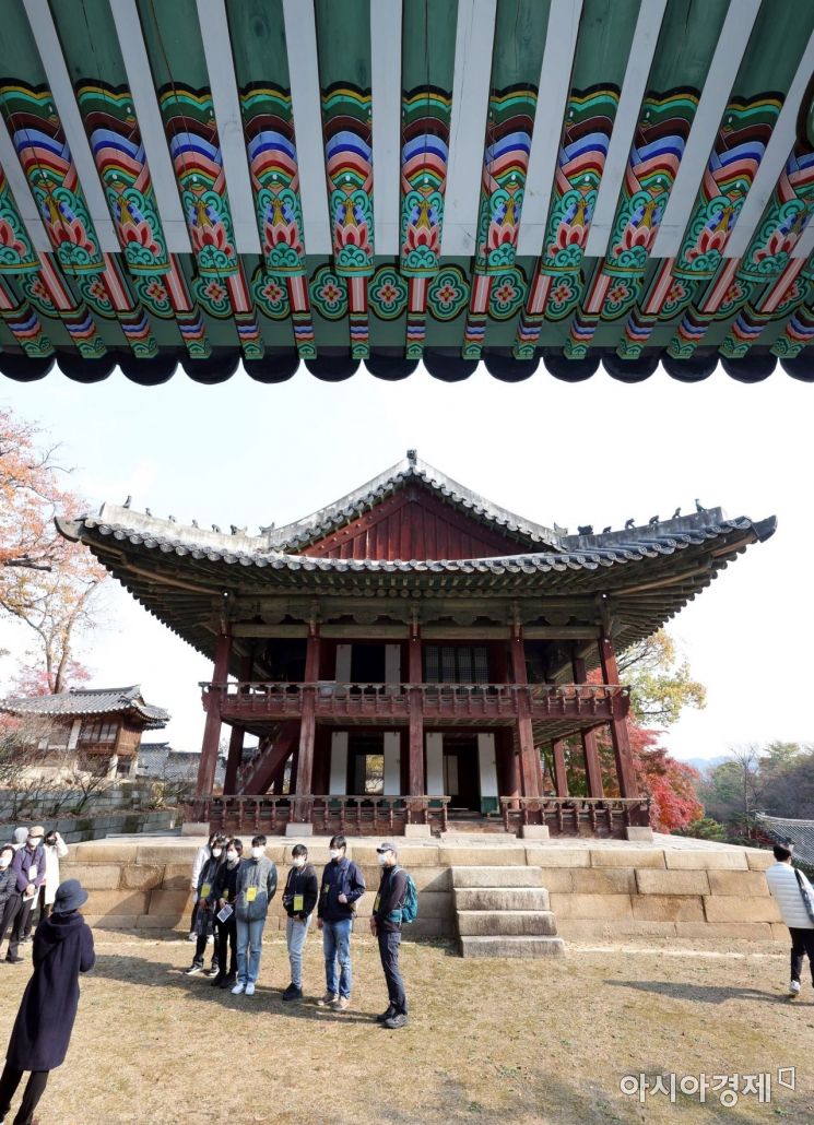 조선왕실의 도서관이었던 창덕궁 규장각이 일반에 공개된 14일 규장각·주합루 권역을 둘러보고 있다./윤동주 기자 doso7@