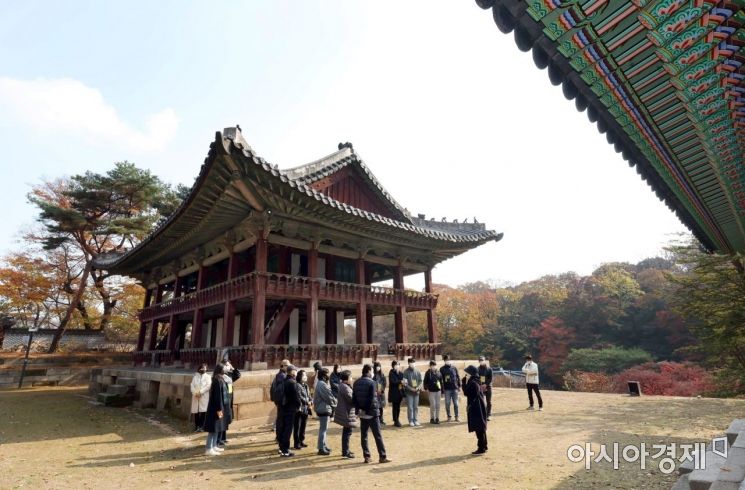 조선왕실의 도서관이었던 창덕궁 규장각이 일반에 공개된 14일 규장각·주합루 권역을 둘러보고 있다./윤동주 기자 doso7@