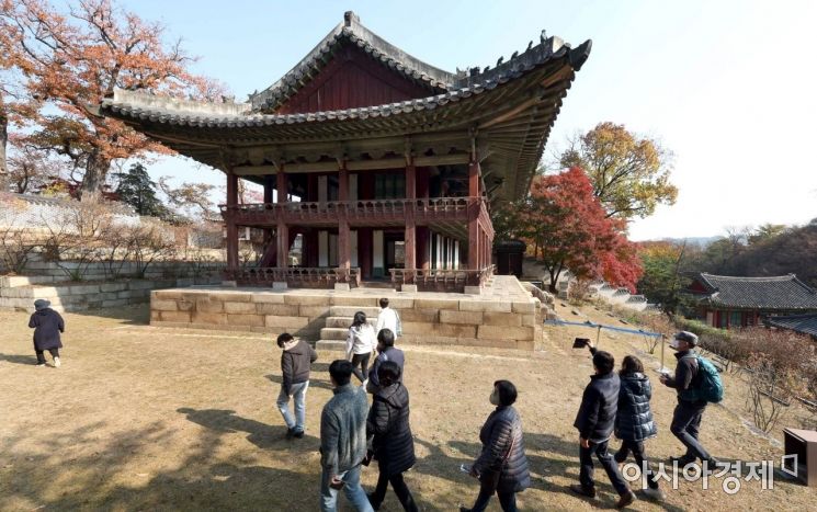 조선왕실의 도서관이었던 창덕궁 규장각이 일반에 공개된 14일 규장각·주합루 권역을 둘러보고 있다./윤동주 기자 doso7@