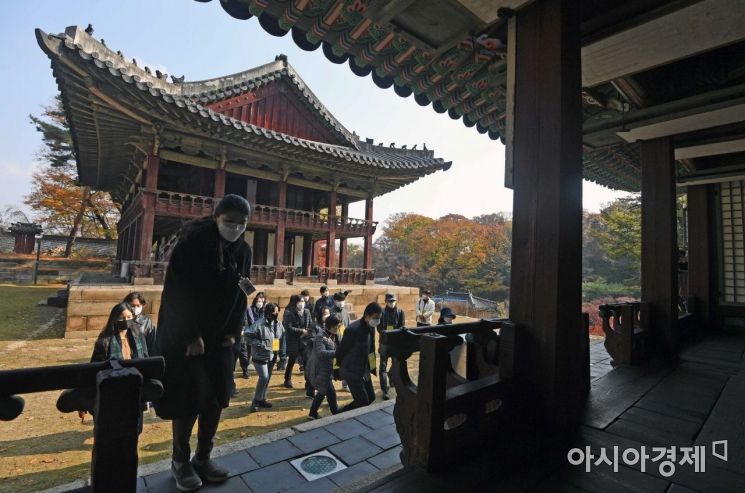 조선왕실의 도서관이었던 창덕궁 규장각이 일반에 공개된 14일 규장각·주합루 권역을 둘러보고 있다./윤동주 기자 doso7@