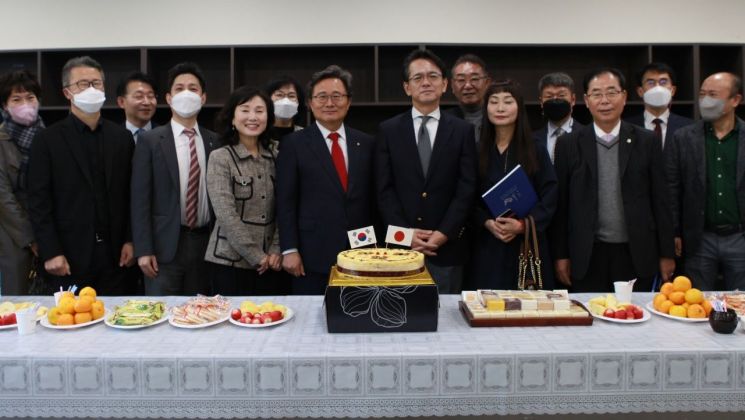 전호환 동명대총장(가운데 왼쪽)과 마루야마 일본총영사(가운데 오른쪽)가 지난 13일 한일 서예전 관람 첫날 행사장을 찾아 기념사진을 찍고 있다.