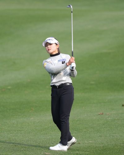 송가은이 SK쉴더스·SK텔레콤챔피언십 최종일 1번홀에서 아이언 샷을 하고 있다. 사진제공=KLPGA