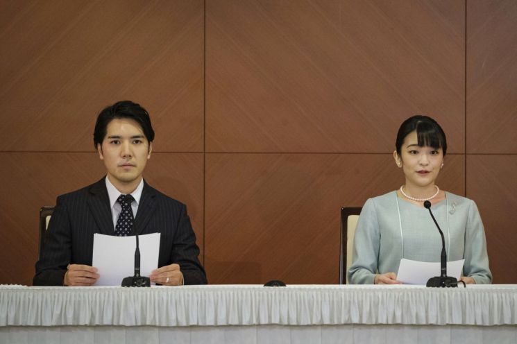 나루히토 일왕의 조카인 마코(오른쪽) 공주와 그의 남편 고무로 게이가 지난해 10월26일 도쿄의 한 호텔에서 결혼 발표 기자회견을 하고 있다. [이미지출처=연합뉴스]