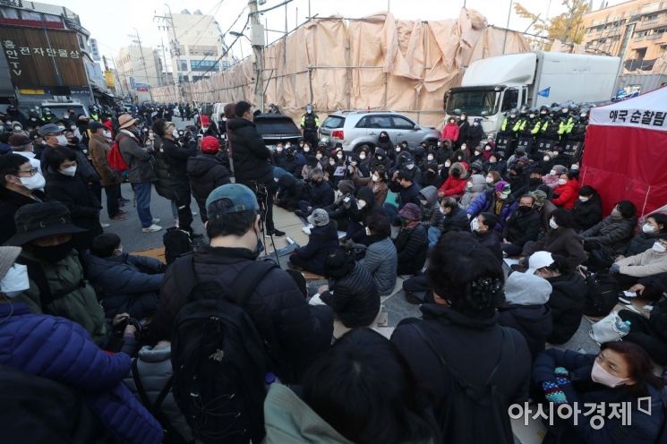 철거 문제를 두고 재개발조합과 갈등을 빚어온 서울 성북구 사랑제일교회에 대해 법원이 15일 6번째 명도집행에 나섰다. 교인들이 교회로 진입하는 골목에서 항의하고 있다. /문호남 기자 munonam@