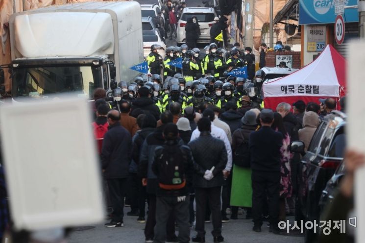 철거 문제를 두고 재개발조합과 갈등을 빚어온 서울 성북구 사랑제일교회에 대해 법원이 15일 6번째 명도집행에 나섰다. 교인들이 교회로 진입하는 골목에서 항의하고 있다. /문호남 기자 munonam@