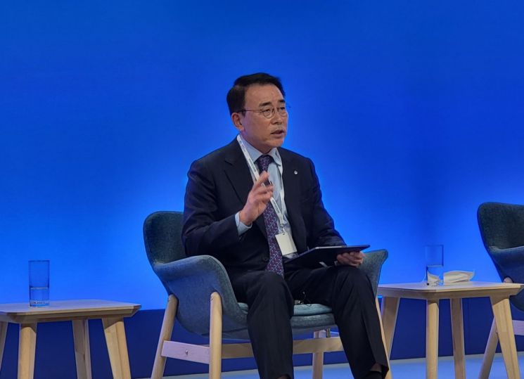 조용병 신한금융그룹 회장이 지난 3일 영국 글래스고에서 열린 제26차 유엔기후변화협약 당사국총회(COP26)의 공식 행사인 '마라케시 파트너십'에 참여해 금융 부문의 저탄소 전환을 주제로 토론하고 있다.