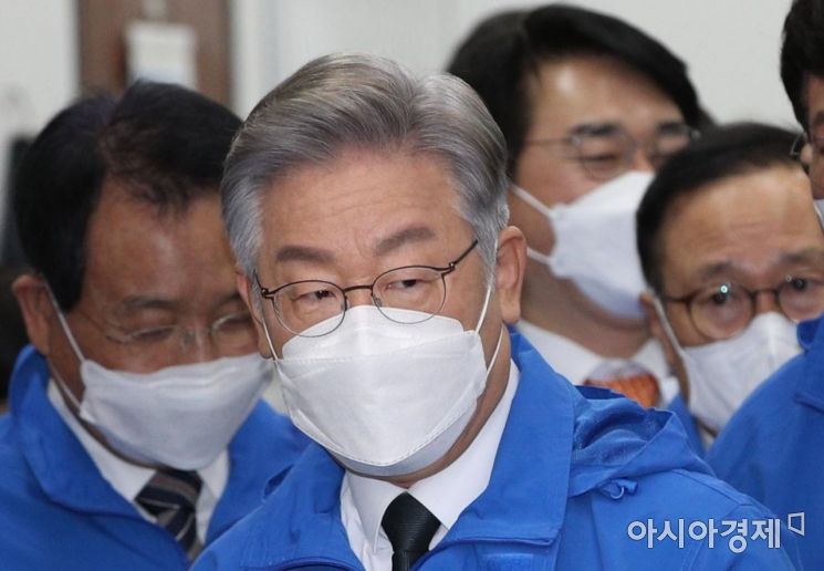 이재명 더불어민주당 대선후보가 15일 국회에서 열린 중앙선거대책위원회의에 참석하고 있다./윤동주 기자 doso7@