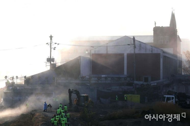 철거 문제를 두고 재개발조합과 갈등을 빚어온 서울 성북구 사랑제일교회에 대해 법원이 15일 여섯 번째 명도집행에 나섰다. 교인들이 전봇대와 지붕 위에서 집행인력과 대치하고 있다. /문호남 기자 munonam@