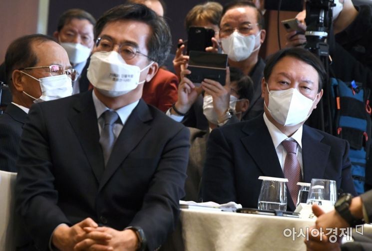 윤석열 국민의힘 대선 후보와 김동연 전 경제부총리가 15일 서울 용산구 그랜드 하얏트 서울에서 열린 '만화로 읽는 오늘의 인물이야기 ‘비상대책위원장-김종인' 출판기념회에 참석하고 있다./국회사진기자단