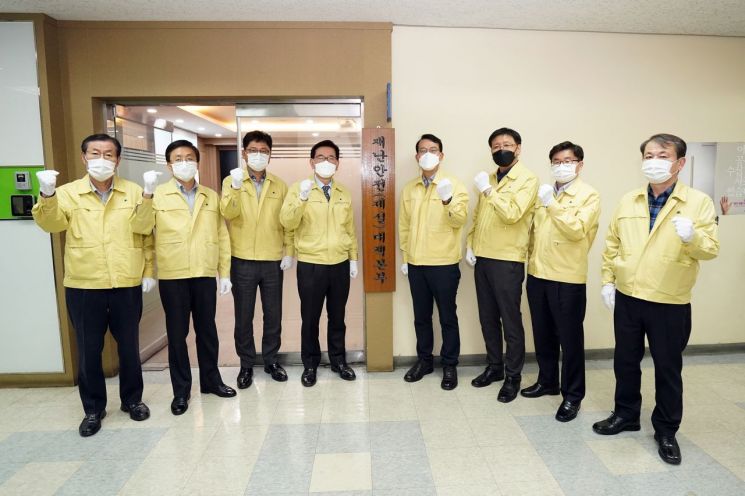 유덕열 동대문구청장(왼쪽에서 4번째)과 구 간부들이 15일 오후 5시 동대문구청 7층 재난안전상황실에서 열린 재난안전대책본부 개소식에서 현판식을 진행하고 있다.