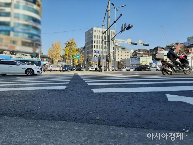 서울 강서구 한 6차선 도로에 설치된 횡단보도. / 사진=임주형 기자 skepped@