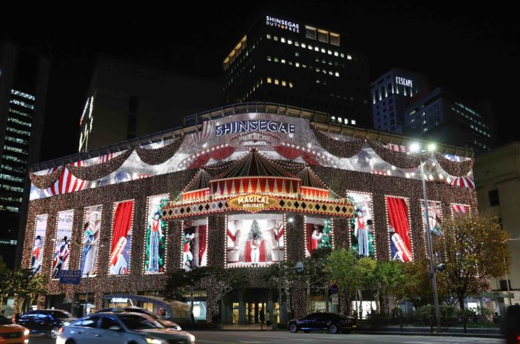 "The Year-End Photo Hotspot Mobilizing Police" How Shinsegae Department Store Created Its Media Facade